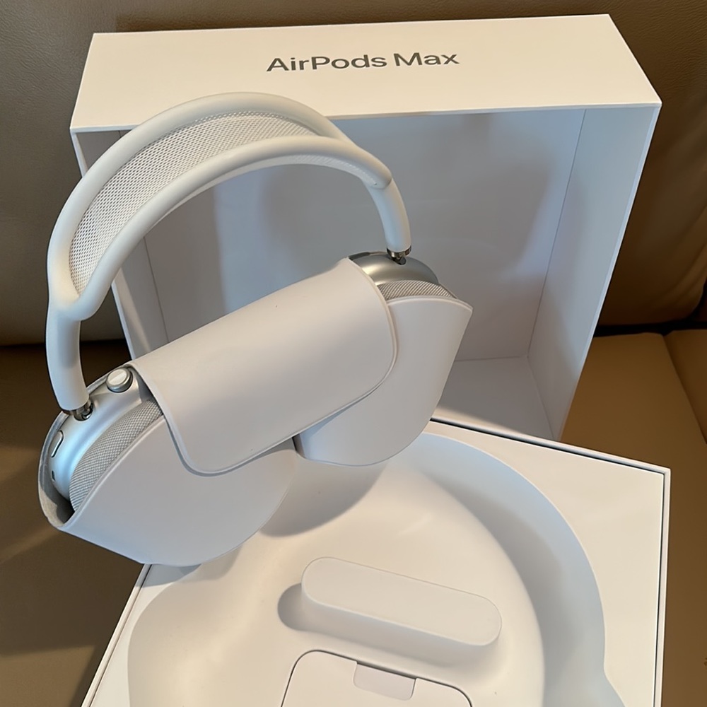 NIB APPLE AirPods MAX - SILVER HEADPHONES BRAND NEW NEVER WORN